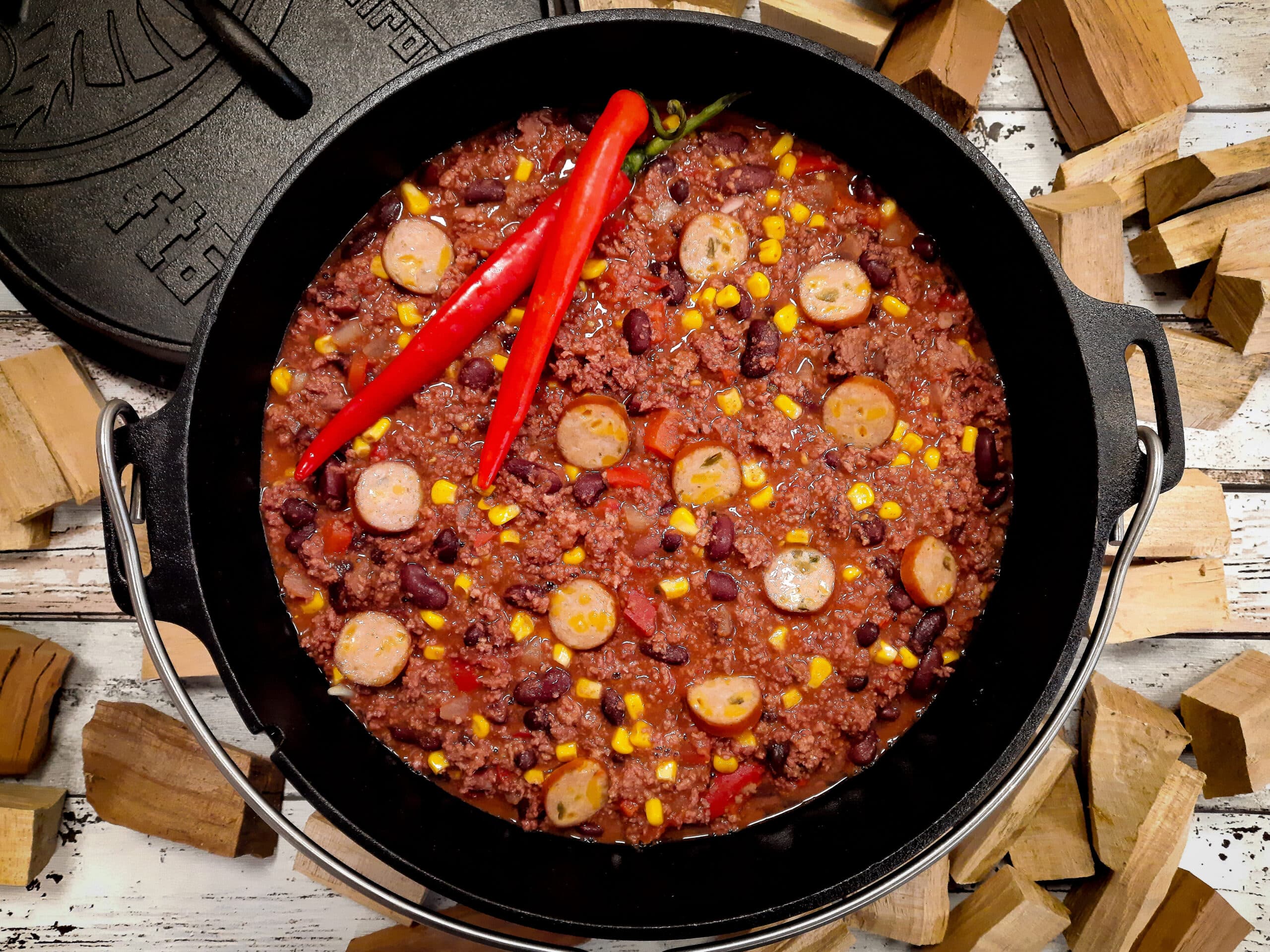 Chili con carne met jalapeño cheddar worst