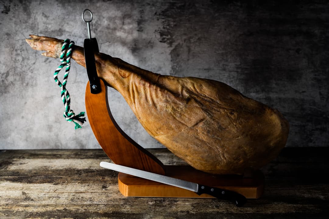 Jamon Serrano Gran Reserva | Incl. standaard en mes